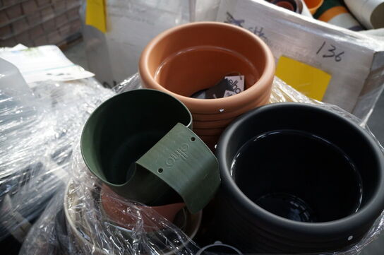 Palle med diverse plasticpotter