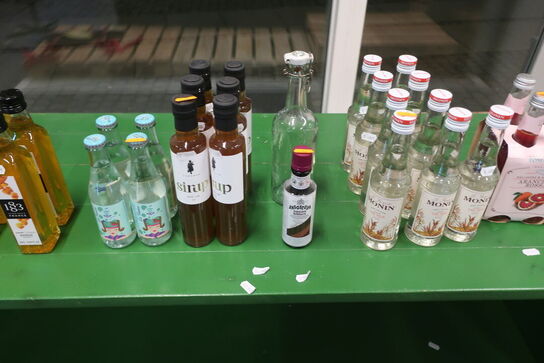 Sortiment af eddike, sirup og drikkevare