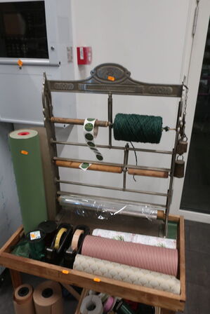 Pakkestativ og bord med indhold