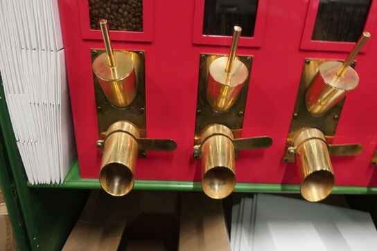 Kaffedispenser med kaffe