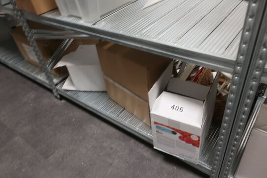Indholdet på hyller og reoler i rummet