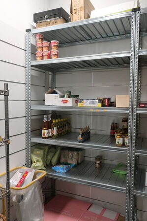 Div. indhold på hylder og reoler
