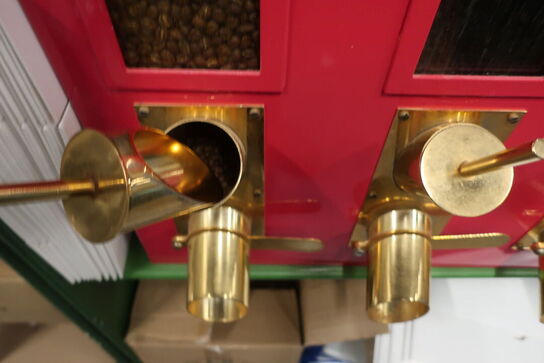 Kaffedispenser med kaffe