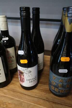 2 fl. rødvin, Divine Hope, Shiraz 2022