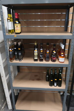 Sortiment af eddike, sirup og drikkevare