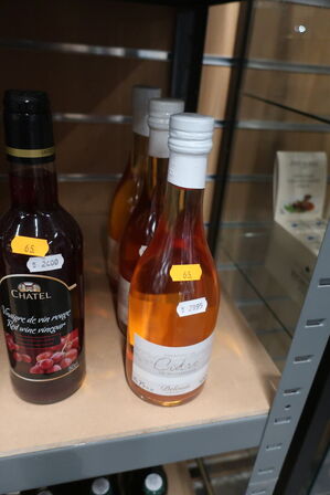 Sortiment af eddike, sirup og drikkevare