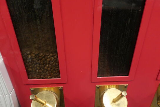 Kaffedispenser med kaffe