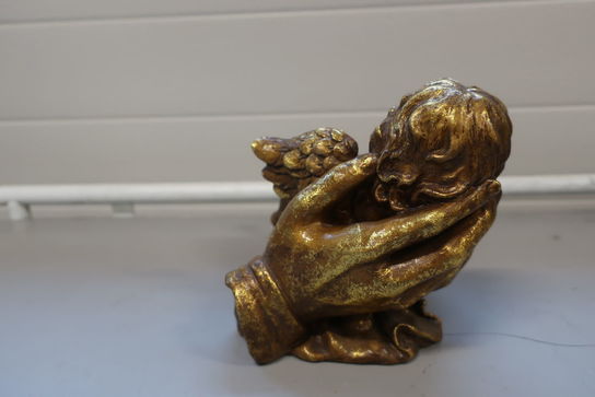 Sovende englebarn guld H18 cm. 