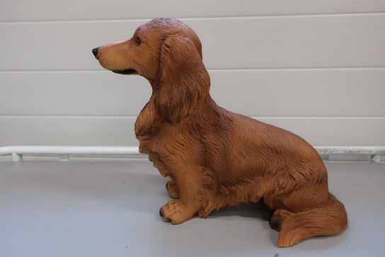 Siddende gravhund H34 cm. 