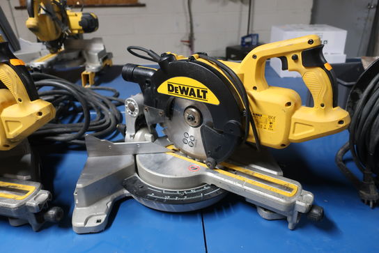 Kap-/geringssav DEWALT DWS773 med arbejdsbord