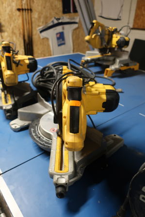 Kap-/geringssav DEWALT DWS773 med arbejdsbord