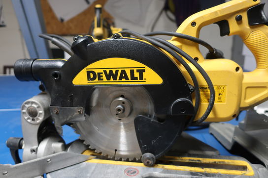 Kap-/geringssav DEWALT DWS773 med arbejdsbord