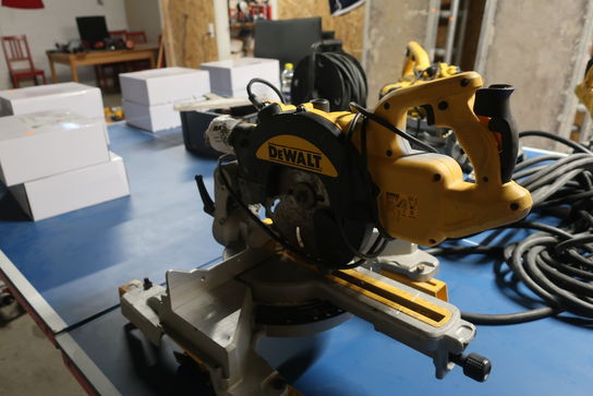 Kap-/geringssav DEWALT DWS773 med arbejdsbord