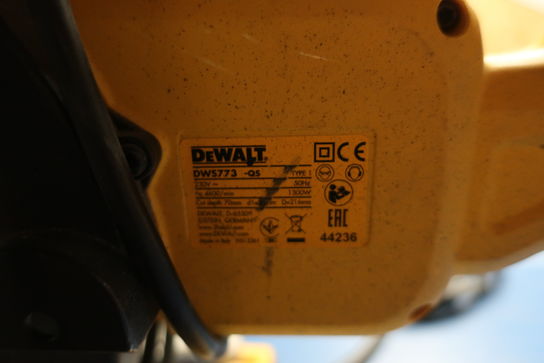 Kap-/geringssav DEWALT DWS773 med arbejdsbord