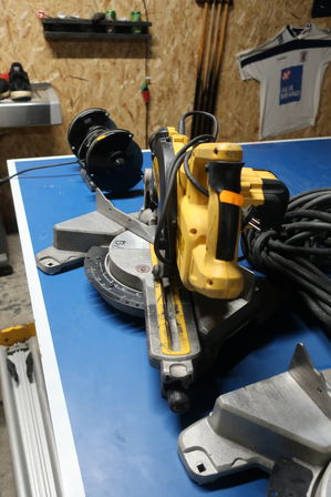 Kap-/geringssav DEWALT DWS773 med arbejdsbord