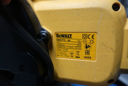 Kap-/geringssav DEWALT DWS773 med arbejdsbord