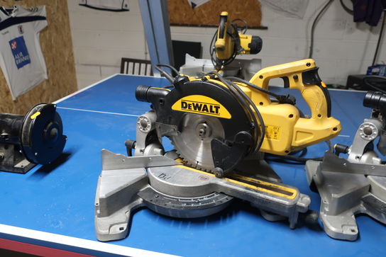 Kap-/geringssav DEWALT DWS773 med arbejdsbord