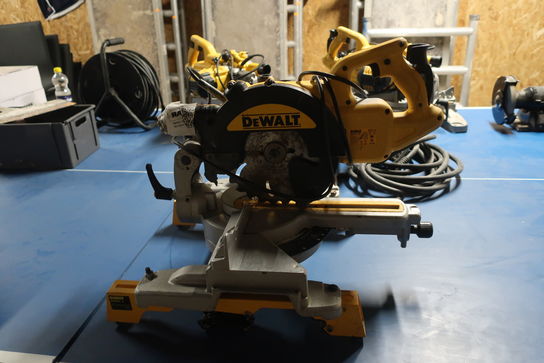 Kap-/geringssav DEWALT DWS773 med arbejdsbord