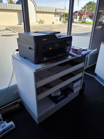 Skab med indhold samt printer BROTHER LC 3217