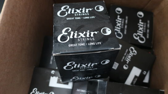 Kasse med diverse guitarstrenge ELIXIR