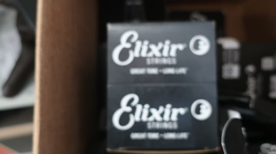 Kasse med diverse guitarstrenge ELIXIR