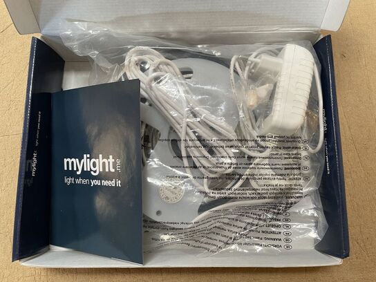 1 sæt originalt mylight.me Bedlight K3 – 1 sensor, dæmpbar
Hvad enten der er tale om nybagte forældre, der skal kigge til deres spædbarn, det 2 årige barn som vågner om natten og vil ind til far og mor, eller blot dig selv som har et nat-ærinde, så ønsker