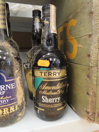 8 fl. forskellige Sherry, Portvin og Dubonnet