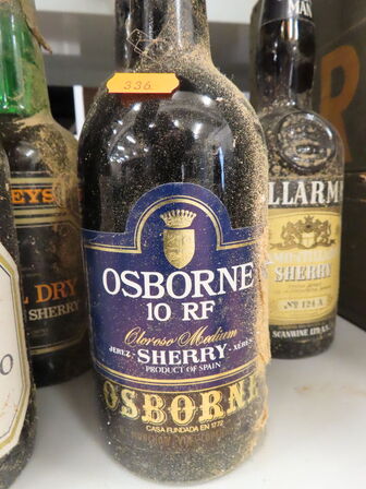 8 fl. forskellige Sherry, Portvin og Dubonnet