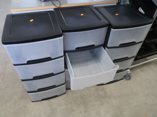 3 stk. plastkasser med 4 skuffer i hver