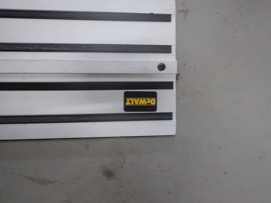 Dyksav DEWALT DWS520 QS inkl. kuffert og styringsskinne