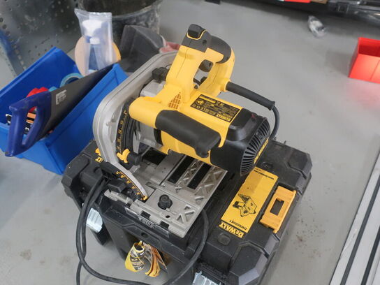 Dyksav DEWALT DWS520 QS inkl. kuffert og styringsskinne