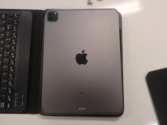 iPad Pro 11" 3. generation 256 GB m. LTE inkl. cover og tastatur