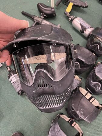 Paintball udstyr 10 våben og 10 masker inkl. kasse kugler sæt d