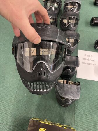 Paintball udstyr 10 våben og 10 masker inkl.kasse kugler sæt b