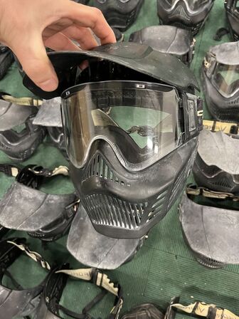 stort parti paintball masker og 3 paintball våben