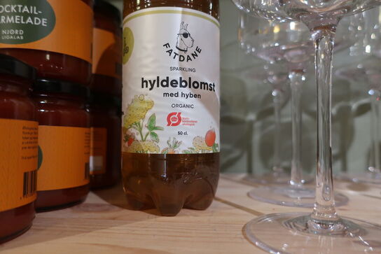 14 stk. cocktailmarmelade samt 2 stk. hyldeblomstsodavand