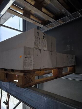 7 stk. paller med betonelementer