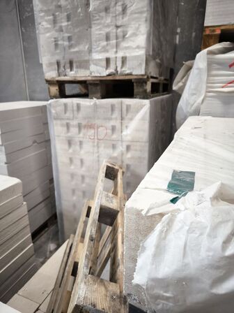 9 stk. paller med betonelementer