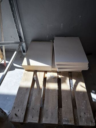 7 stk. paller med betonelementer