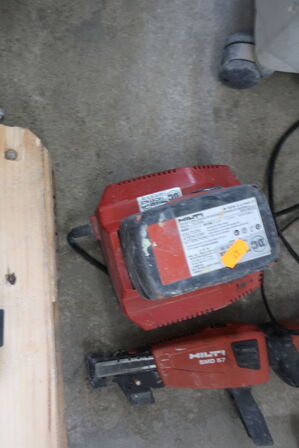 Gipsskruemaskine HILTI SD-5000-A22 med 2 stk. batterier samt lader