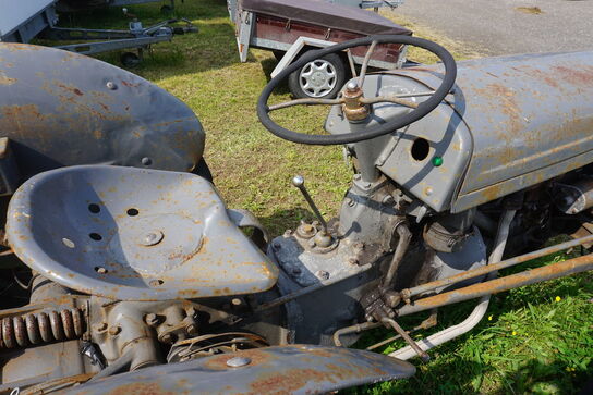 Traktor Massey Ferguson