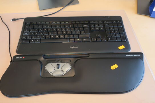 2 stk. computerskærme DELL U2421HE, tastatur og rollermouse