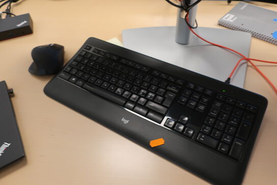 2 stk. computerskærme U3421WE, U3419W, tastatur, dockingstation LENOVO, headset