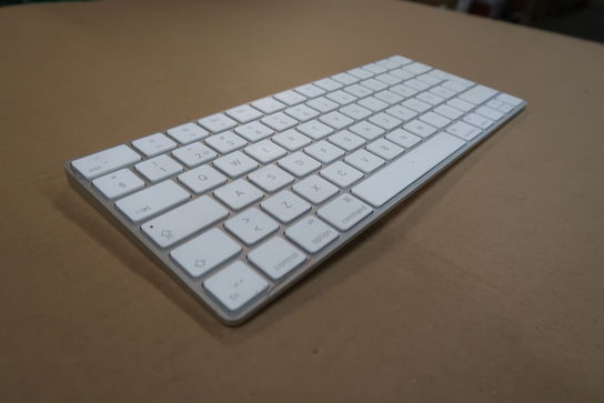 Apple keyboard A1644