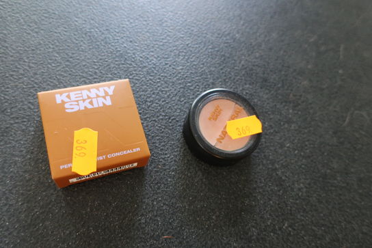 2 stk. makeup produkter KENNY SKIN