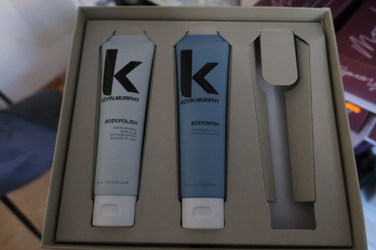 1 stk. body scrub samt 1 stk. body wash KEVIN MURPHY