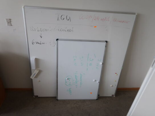 Hæve sænkeborde (2 stk.), skuffemodul (3 stk.), stole (1 stk.), afskærmning og whiteboard (2 stk.)