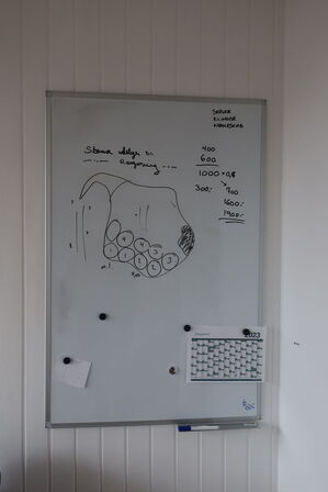 Mødebord med 8 stk. stole og 2 stk. whiteboard