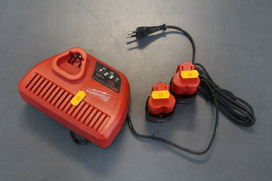 Batterilader MILWAUKEE 12V inkl. 2 stk. batterier