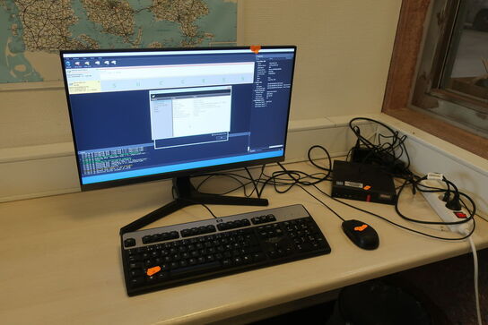 Computer LENOVO ThinkCentre SBD800 samt monitor og tastatur